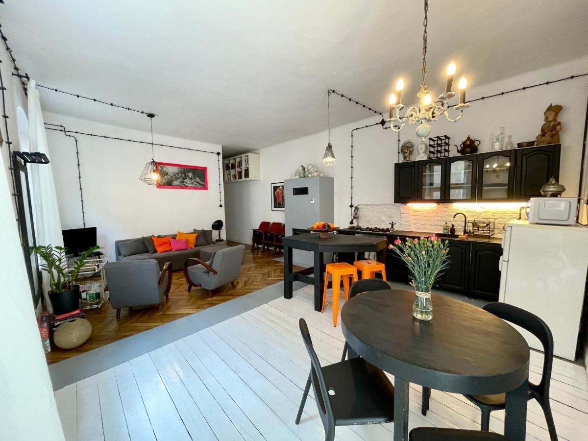 The Royal Route Art Apartment *