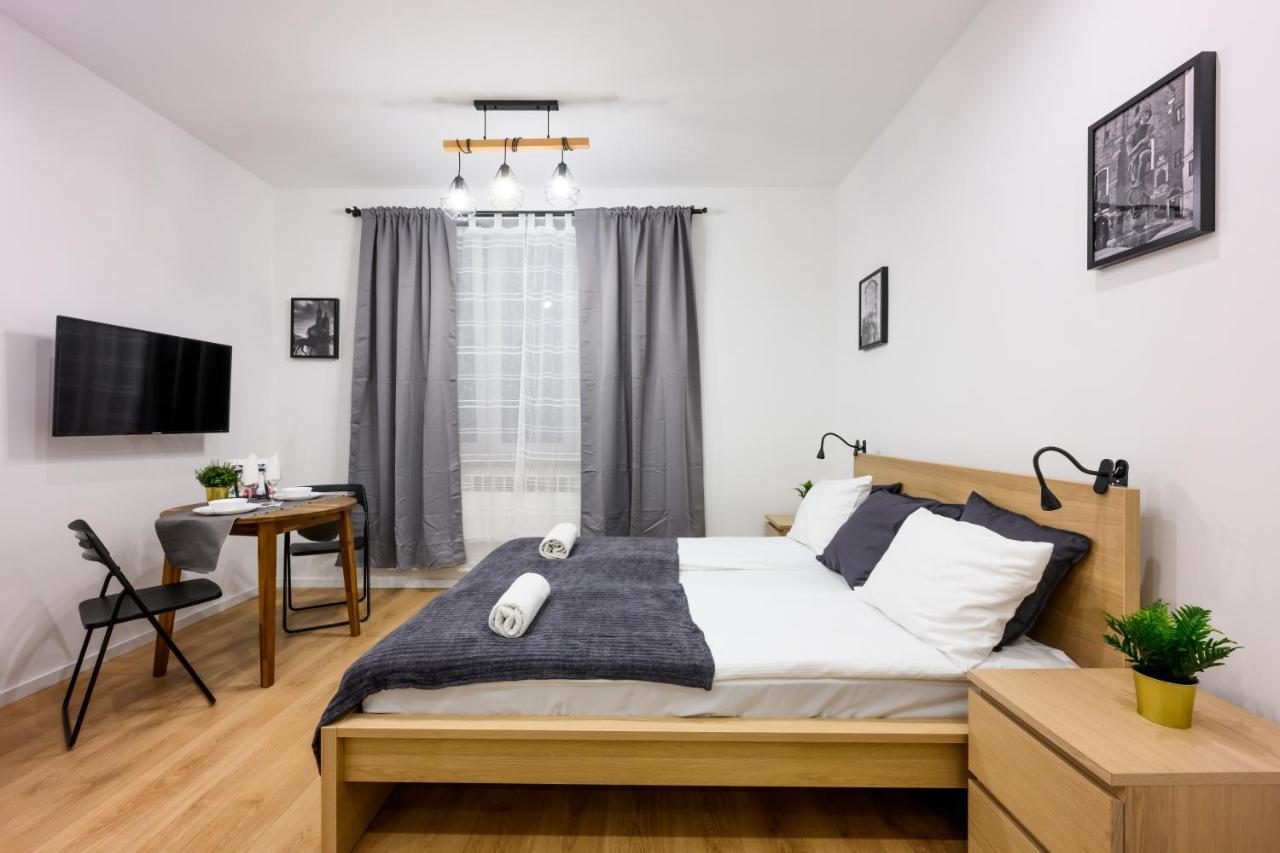Hotel apartamentowy Cracow Rent - Spacious For 2-7 People In Quiet Area - Kolberga Street Nr 3 - 10 Min To Main Square By Foot Kraków