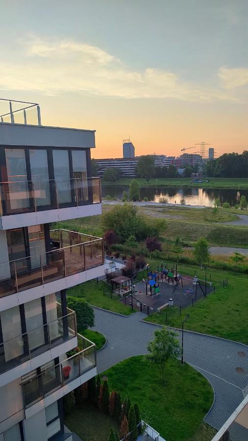 White And Bright With Riverside View And Parking Apartament