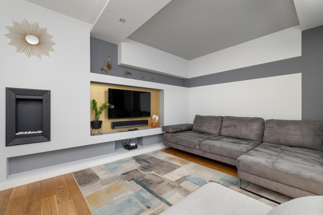 Apartment Excellent With Parking & Balcony By Renters *