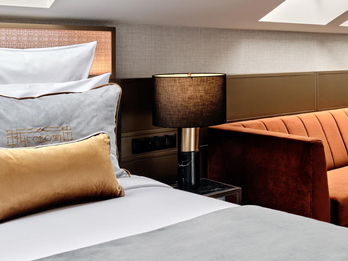 The Crown Center - Handwritten Collection Accor 4*