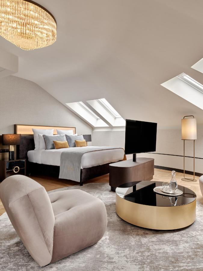 The Crown Center - Handwritten Collection Accor 4*