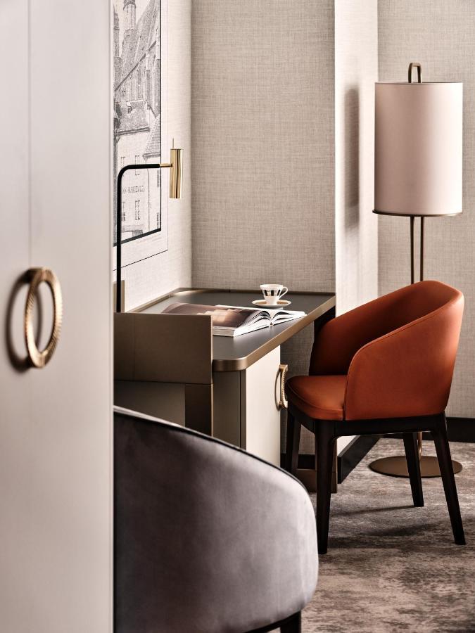 The Crown Center - Handwritten Collection Accor 4*