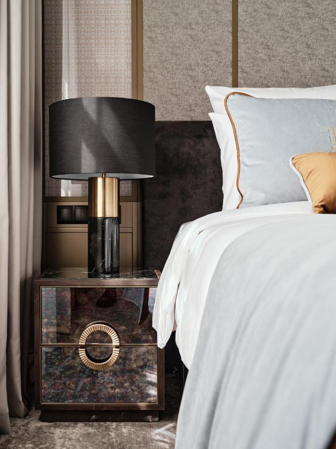 The Crown Center - Handwritten Collection Accor 4*