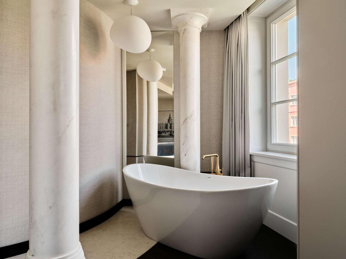 The Crown Center - Handwritten Collection Accor 4*