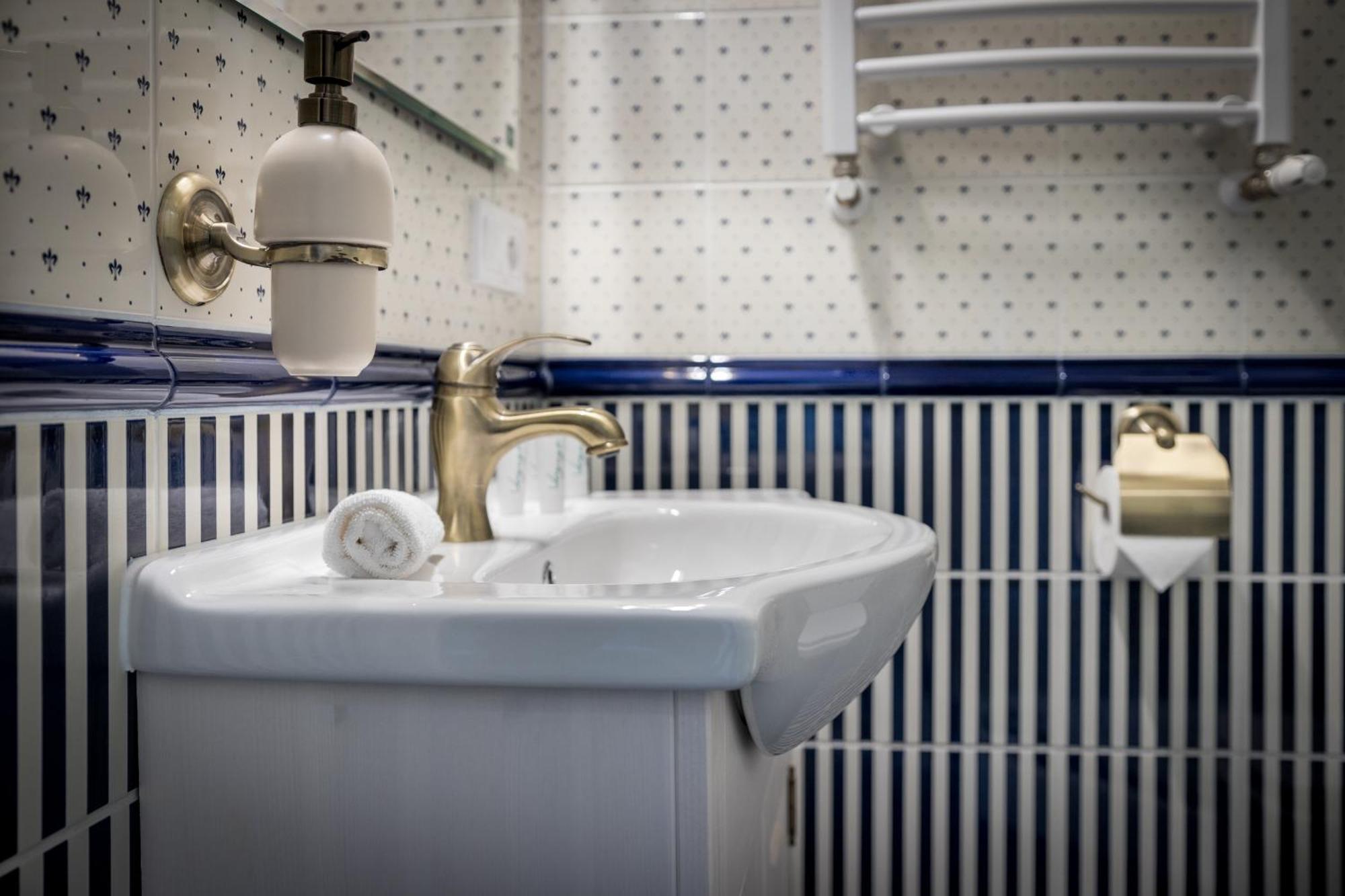 Appartement Karmelicka Stylish In Cracow By Renters Krakau