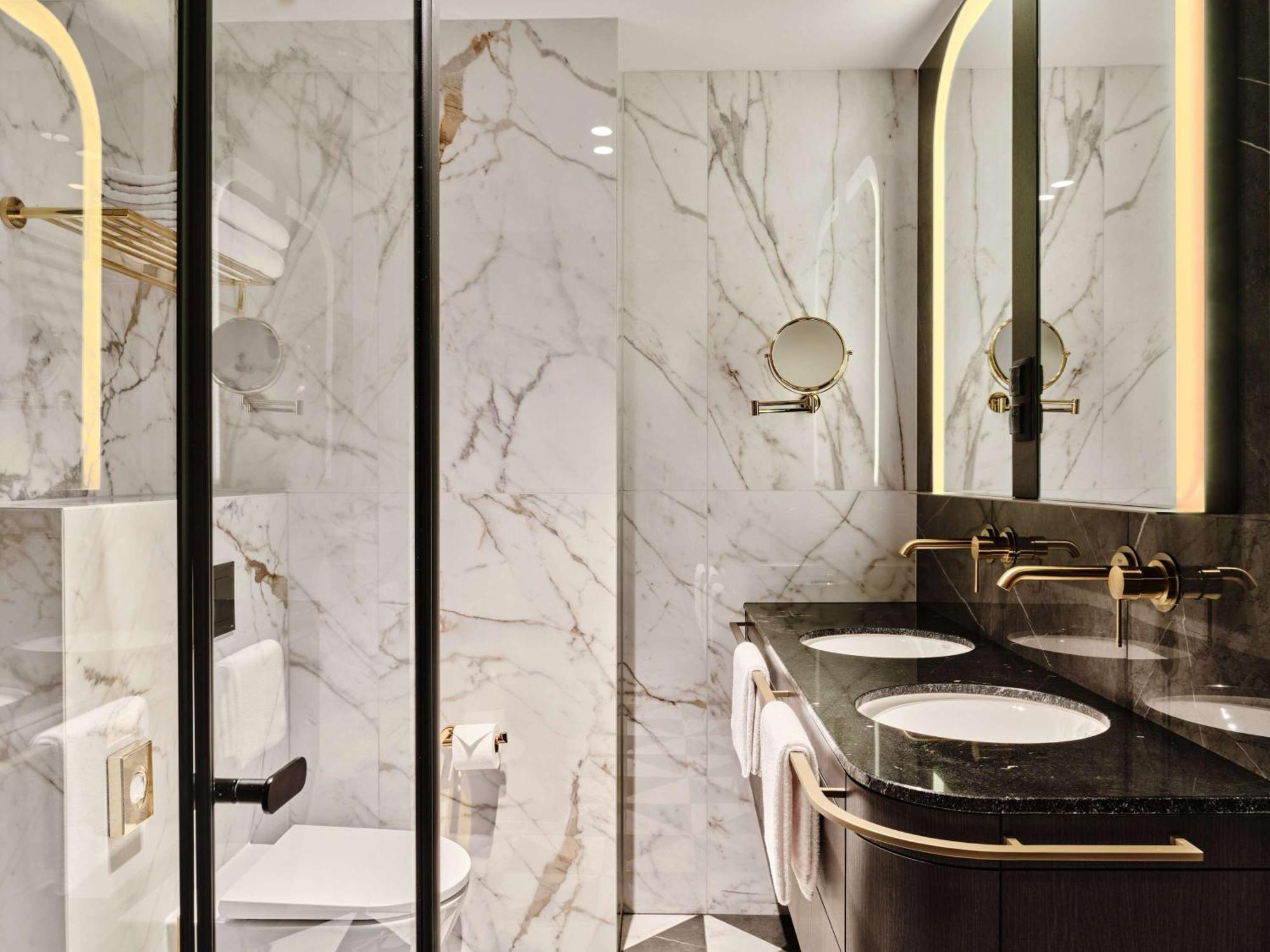 The Crown Center - Handwritten Collection Accor 4*