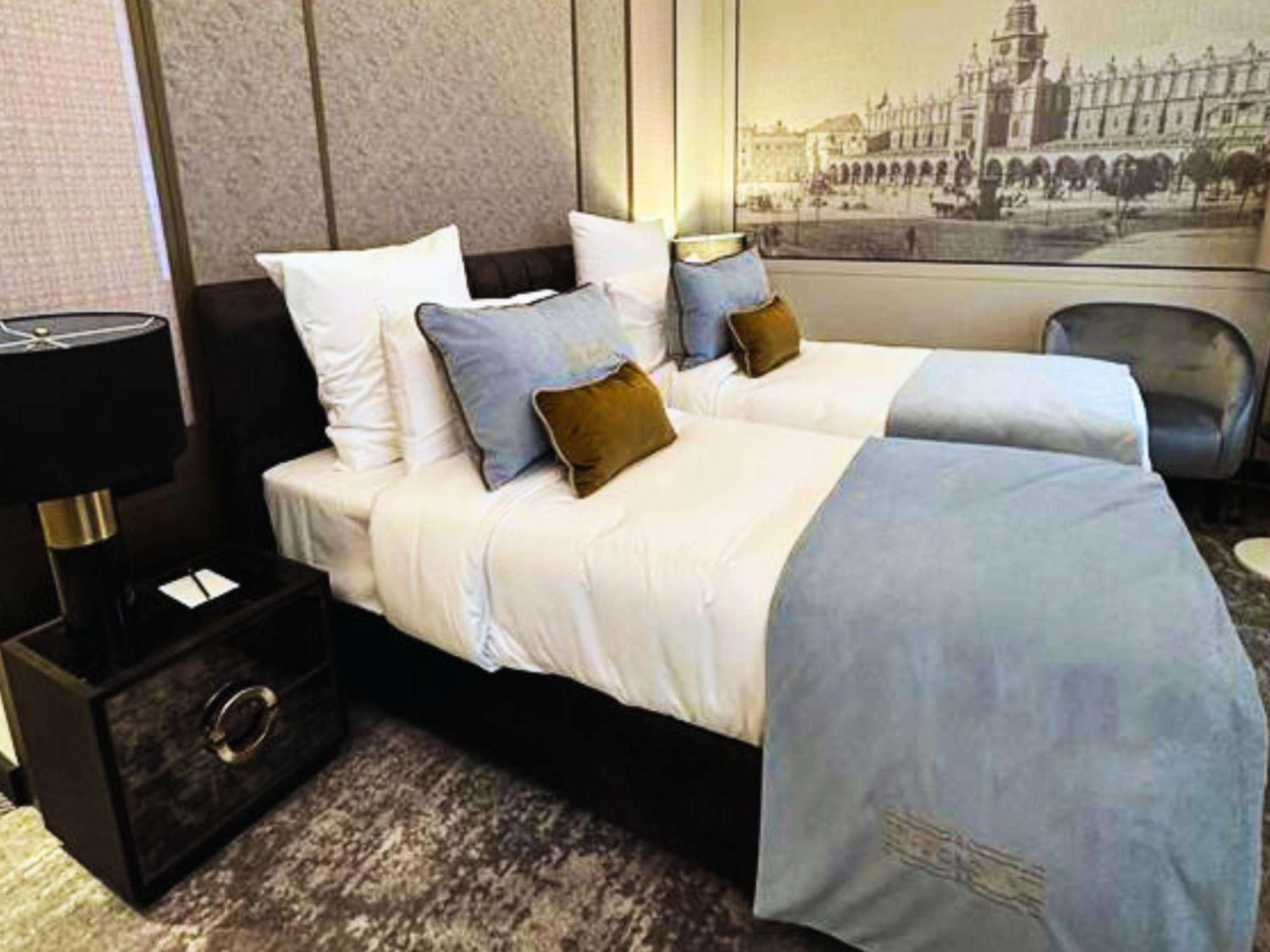 The Crown Center - Handwritten Collection Accor 4*
