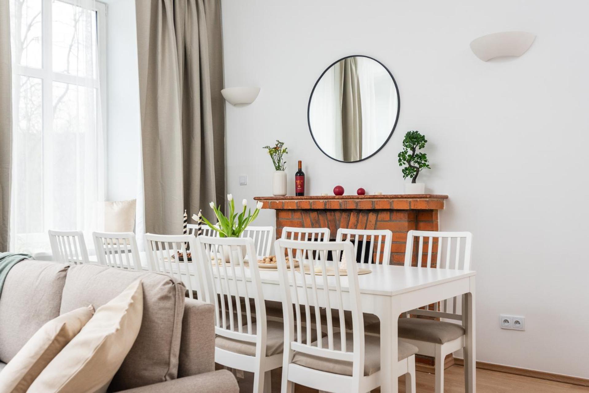 Modern Centrally Located - By Upstairs Appartement