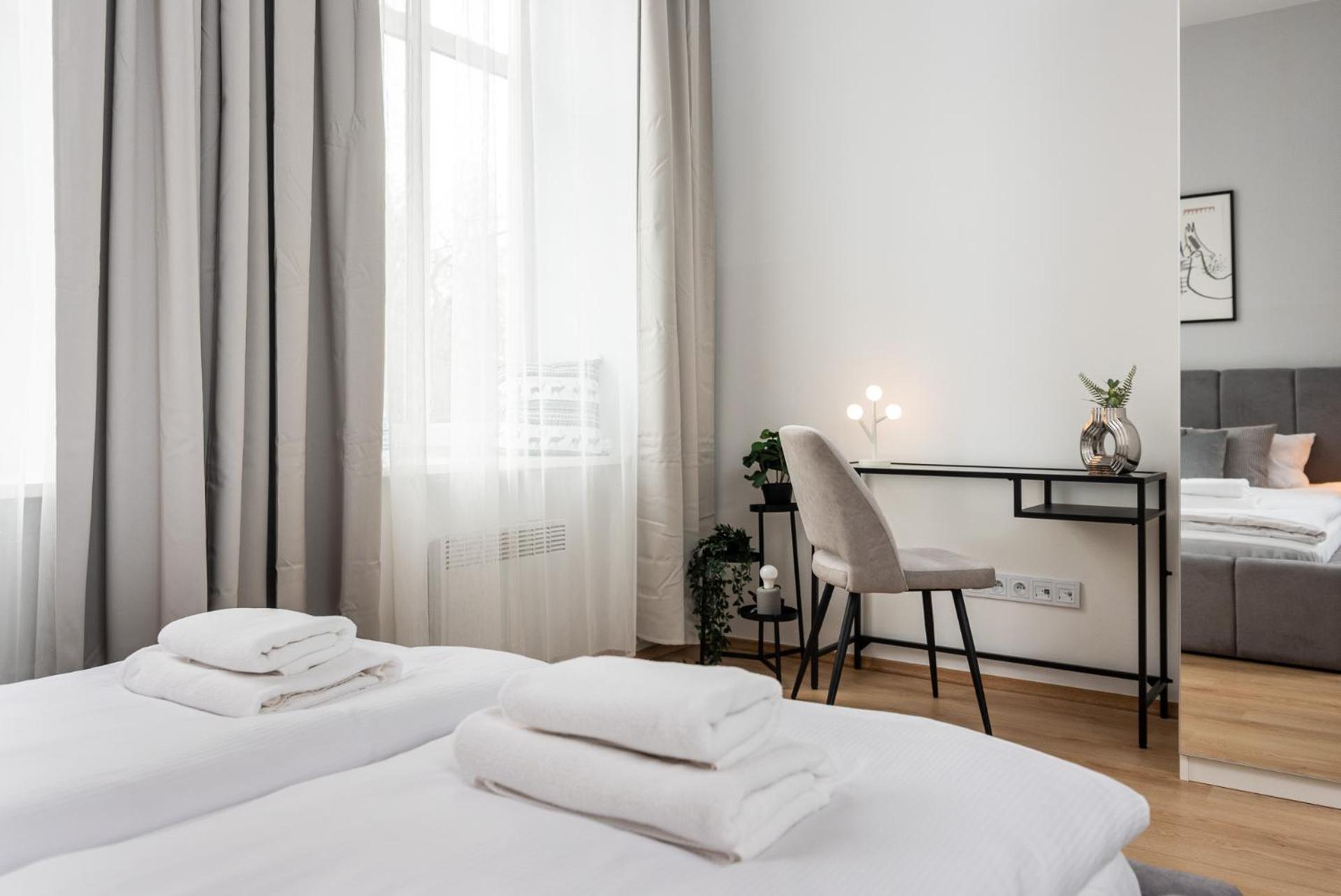 Modern Centrally Located - By Upstairs Appartement