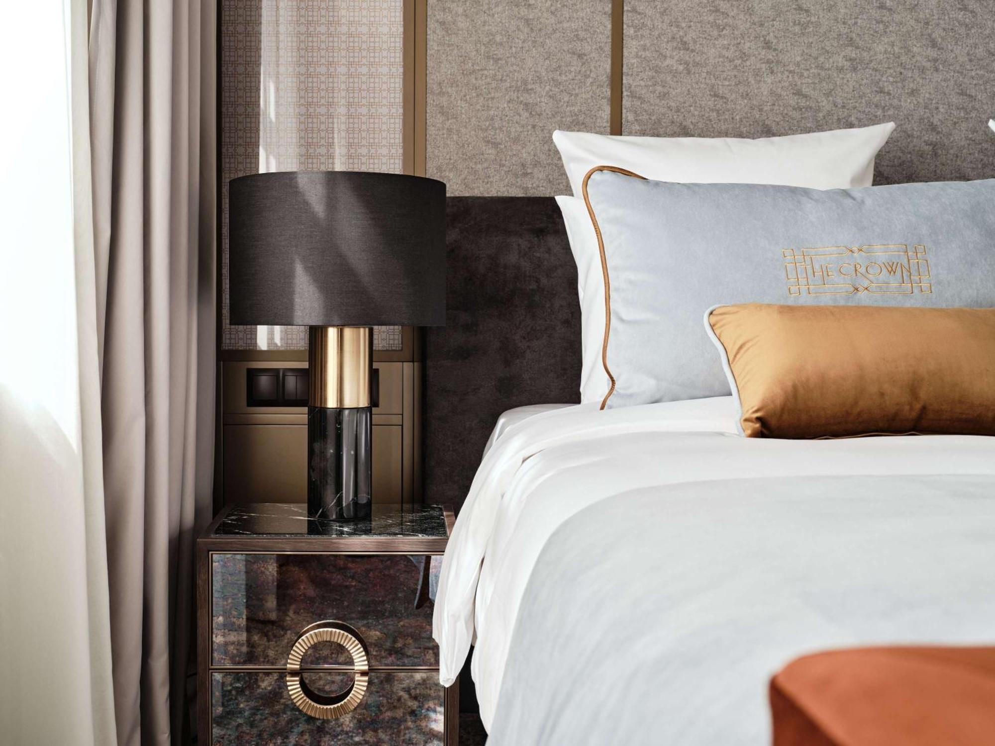 The Crown Center - Handwritten Collection Accor