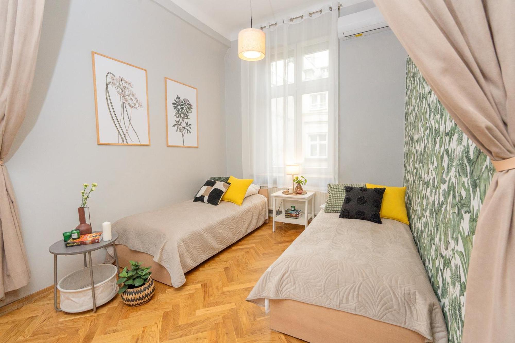 Sleeping In Main Market Apartamento *