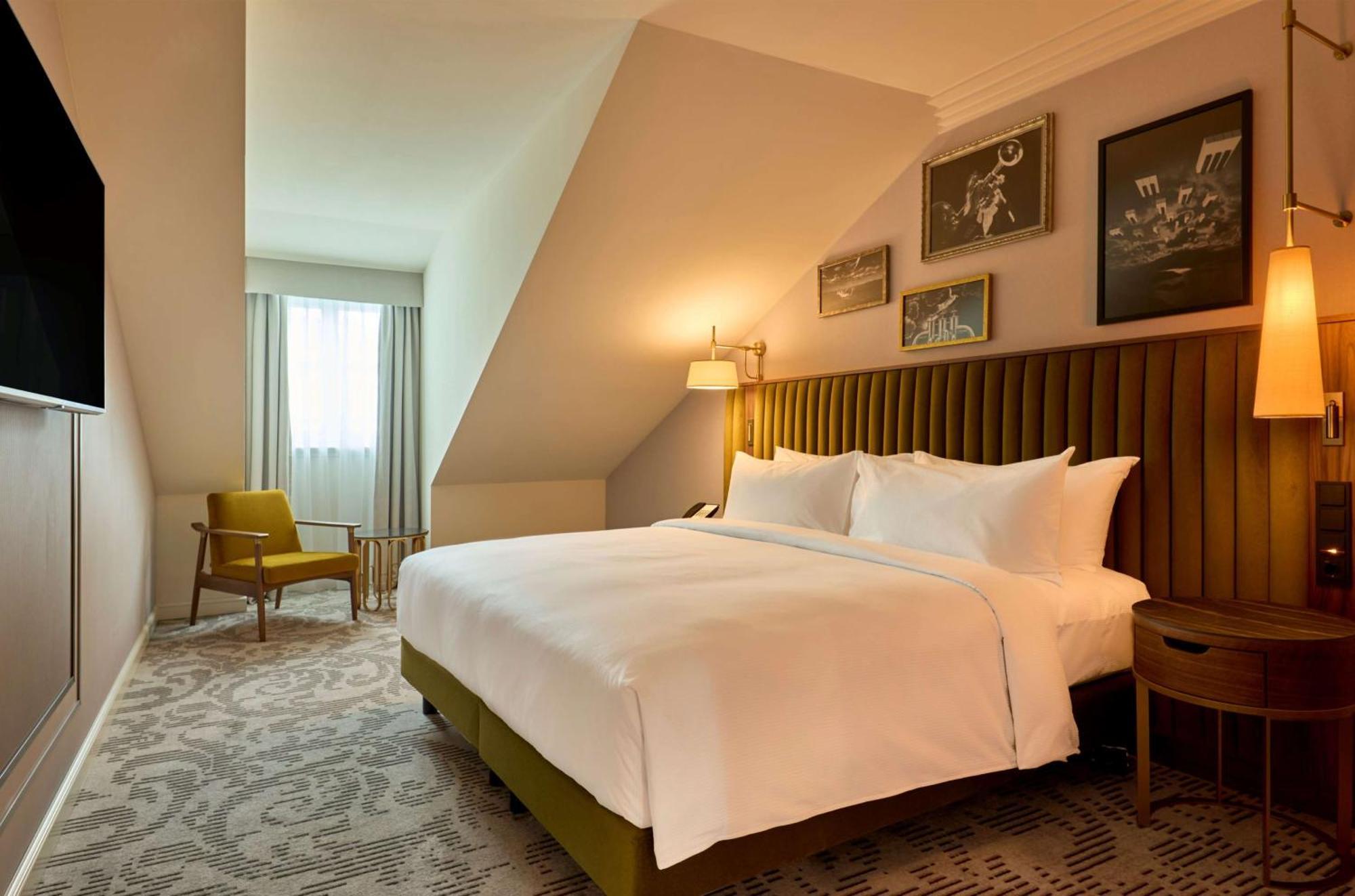 Saski Curio Collection By Hilton