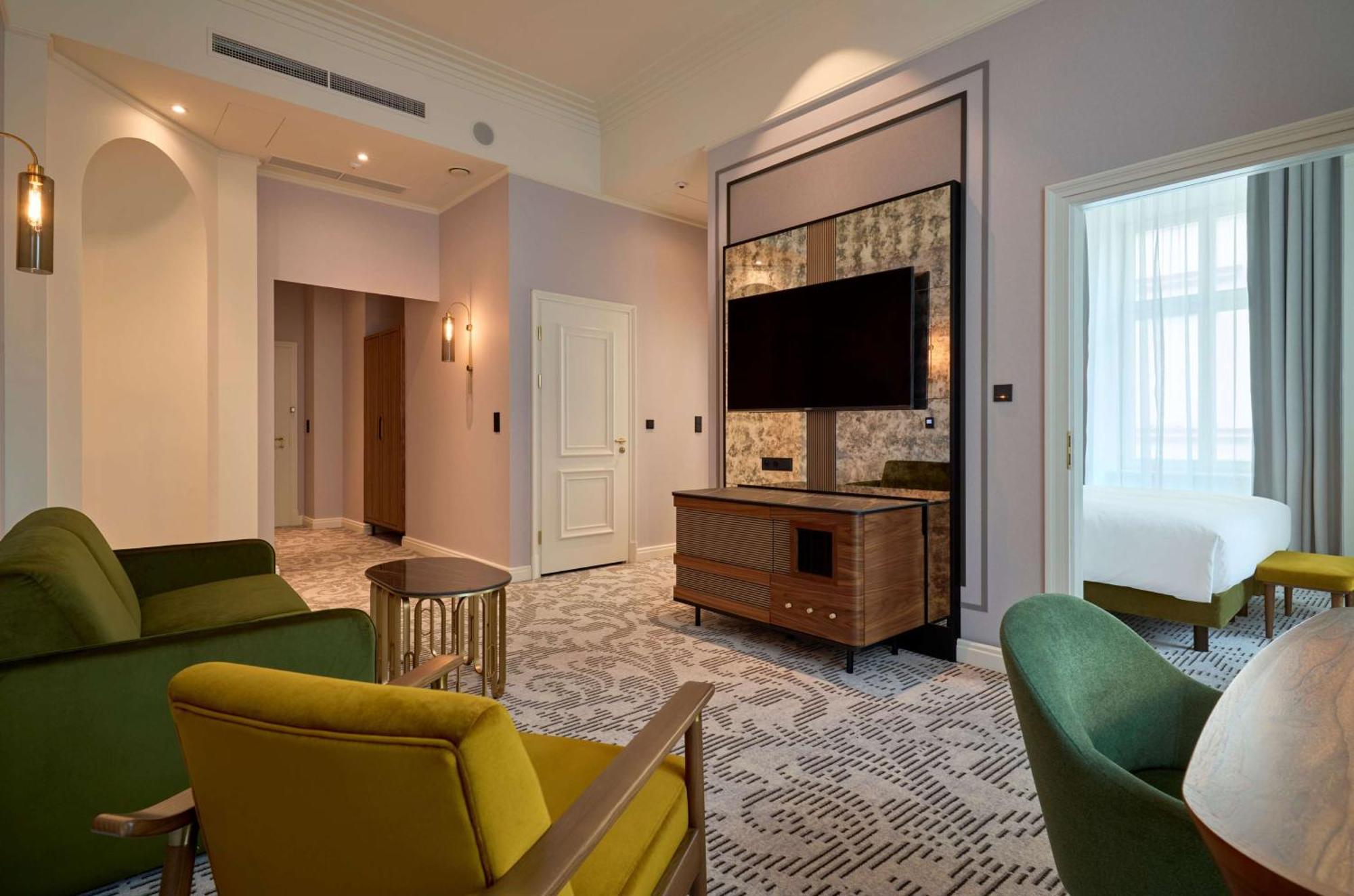 Saski Curio Collection By Hilton