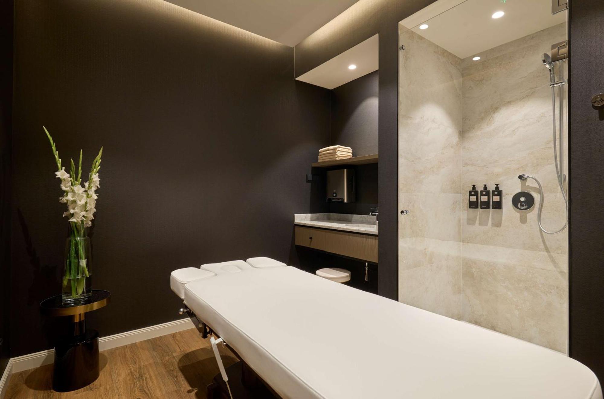 Saski Curio Collection By Hilton Krakow
