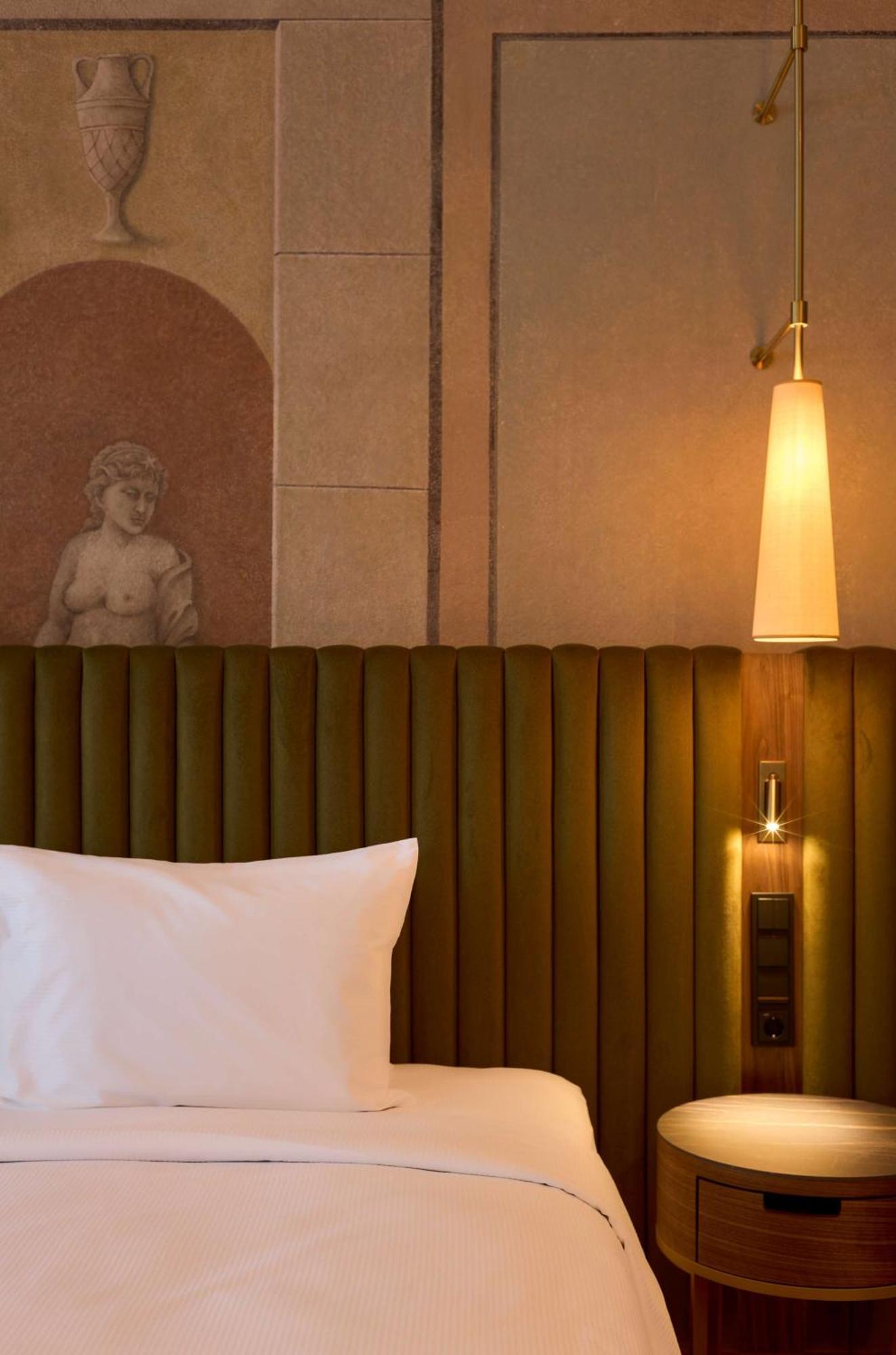 Saski Curio Collection By Hilton Krakow