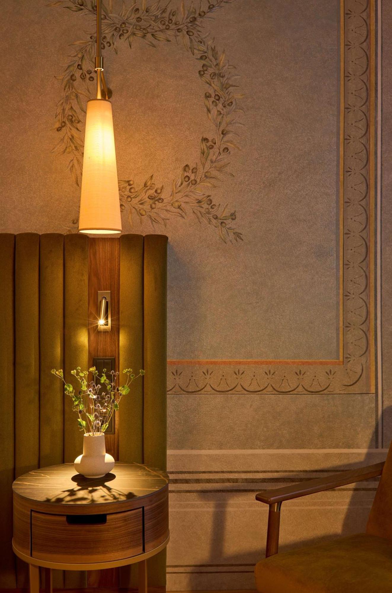 Saski Curio Collection By Hilton Krakow