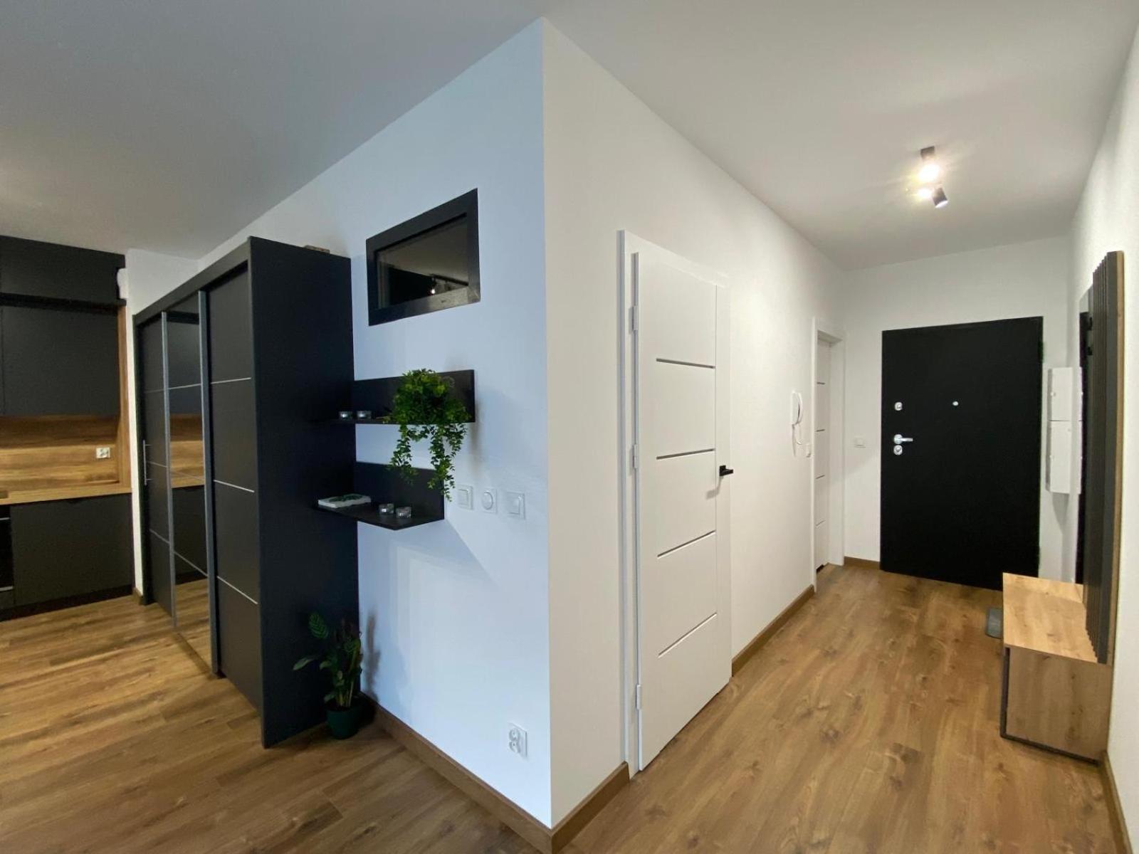 Apartment Em *