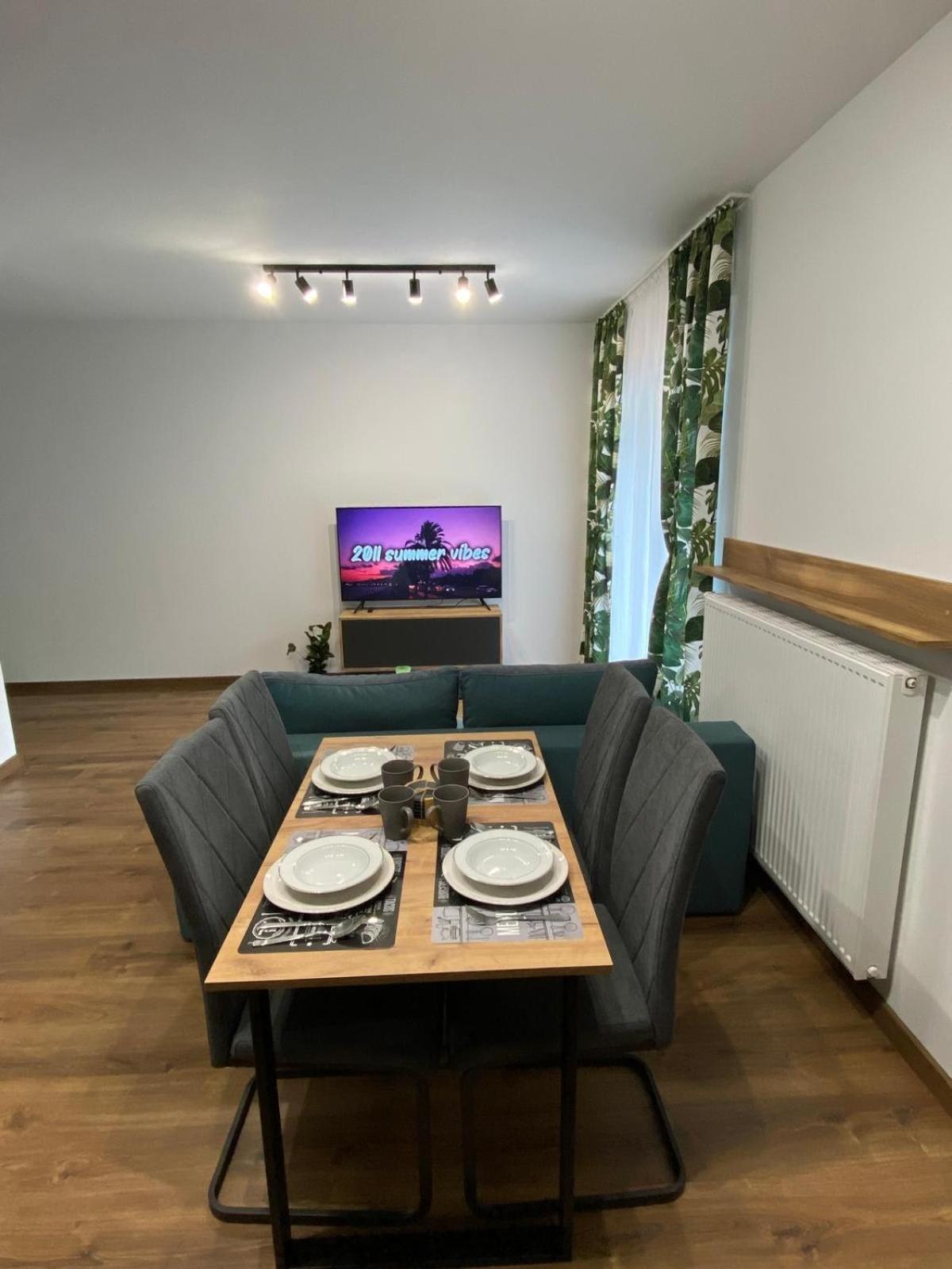 Em Apartment *