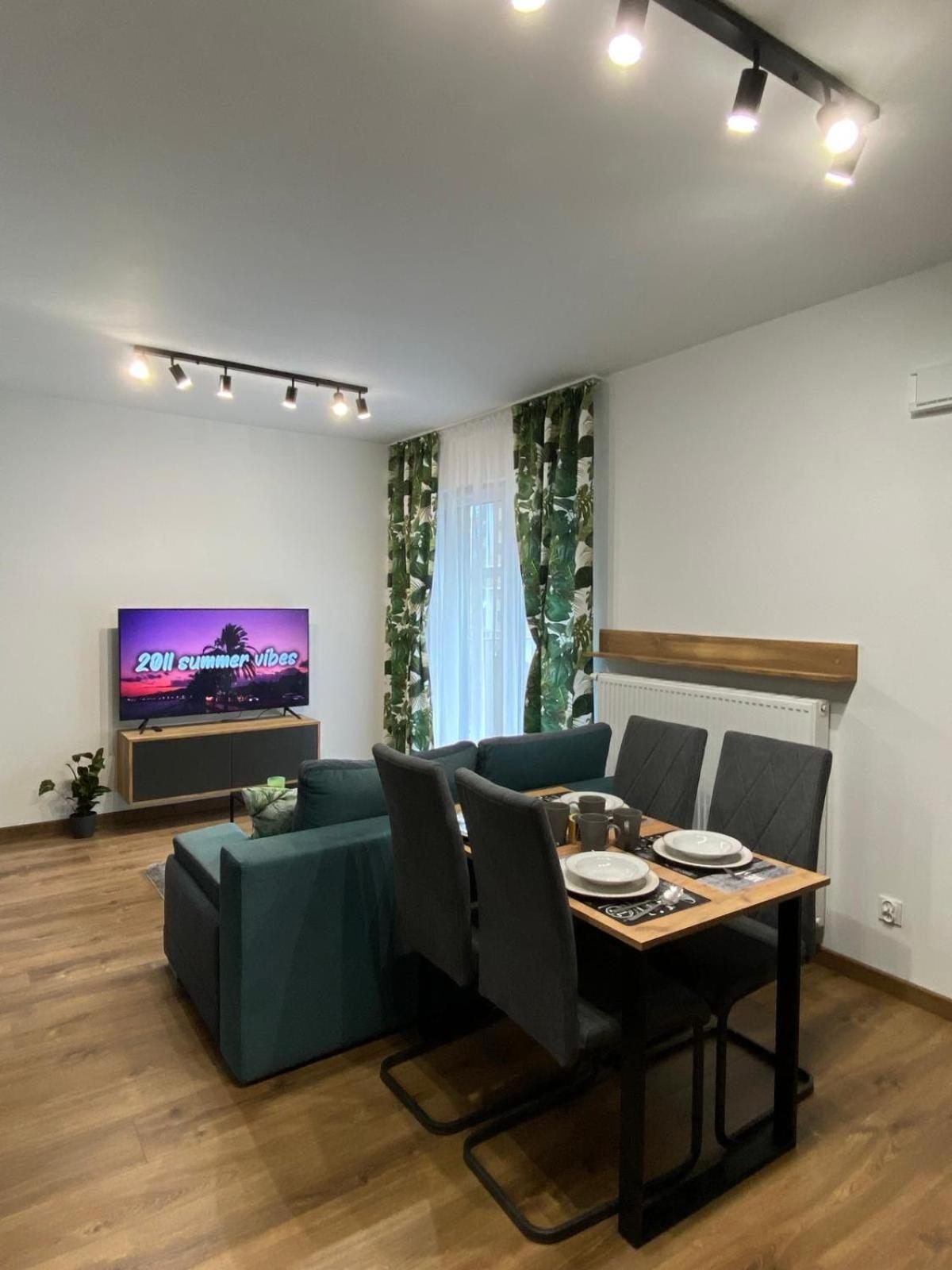 Em Apartment *