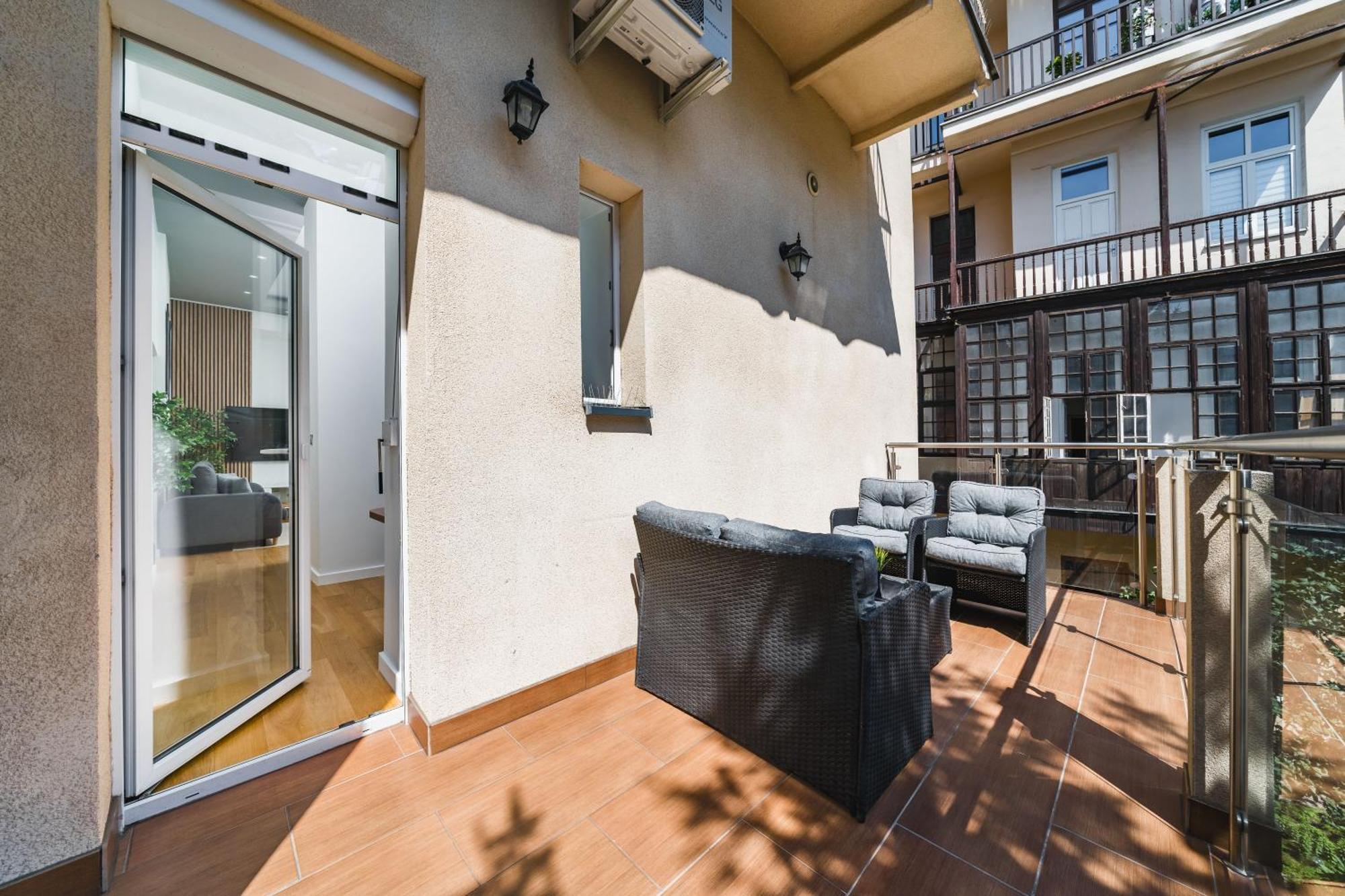 Old Town Luxe Retreat - King Bed - Steps To Main Square Apartment