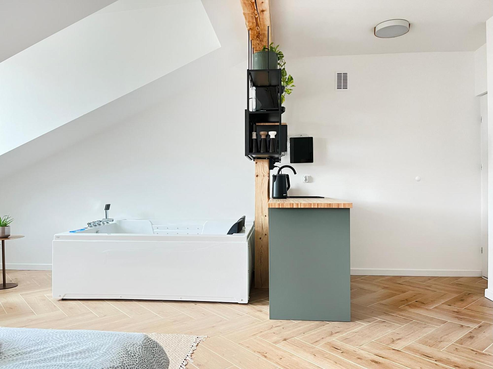 Jacuzzi Premium With Air Conditioning, Main Square Apartment *