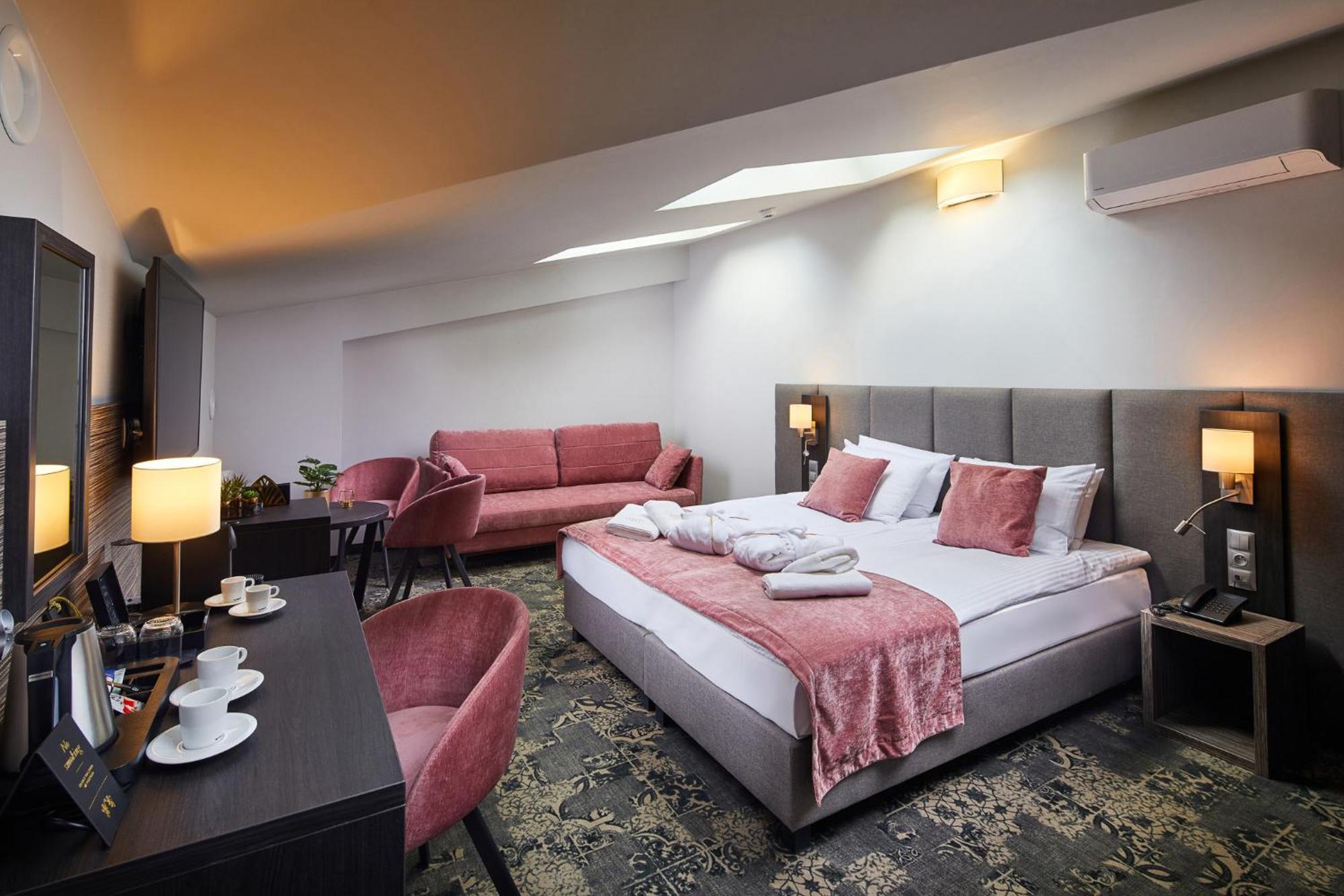 Estera 4*