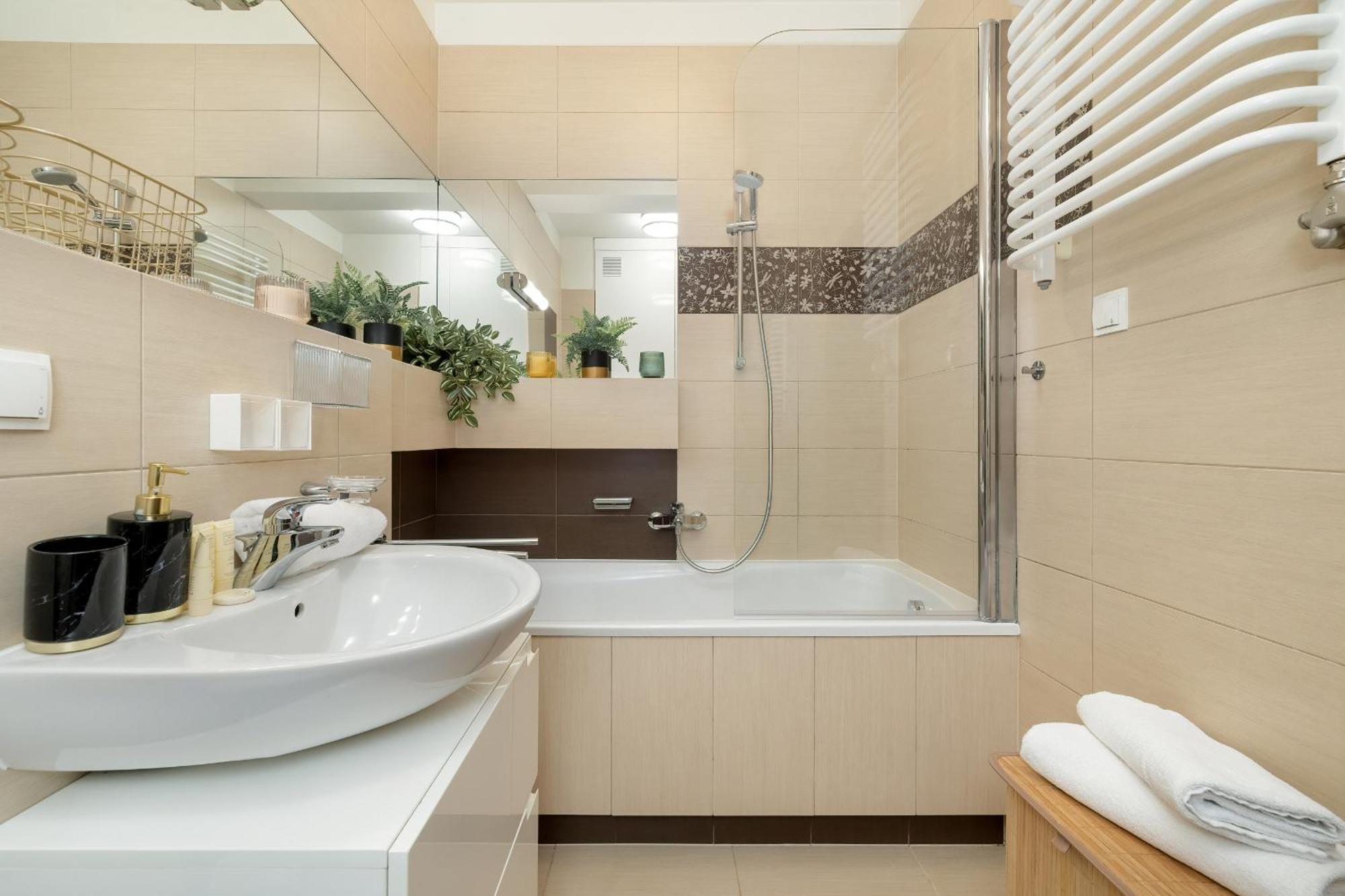 Przytulny Apartament Z Parkingiem I Biurkiem Przy Kazimierzu W Krakowie By Renters * Krakow