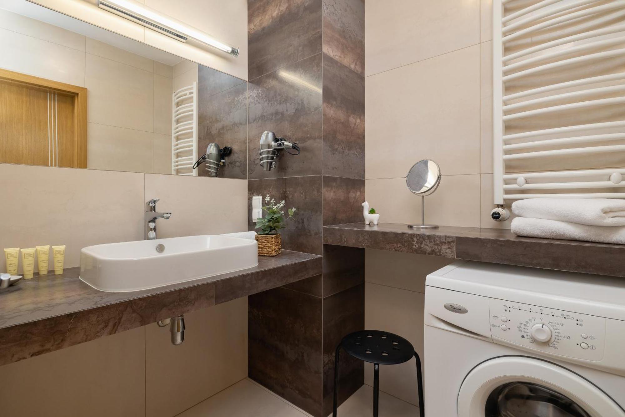 Grzegorzecka Family With Balcony & Parking Cracow By Renters Apartamento