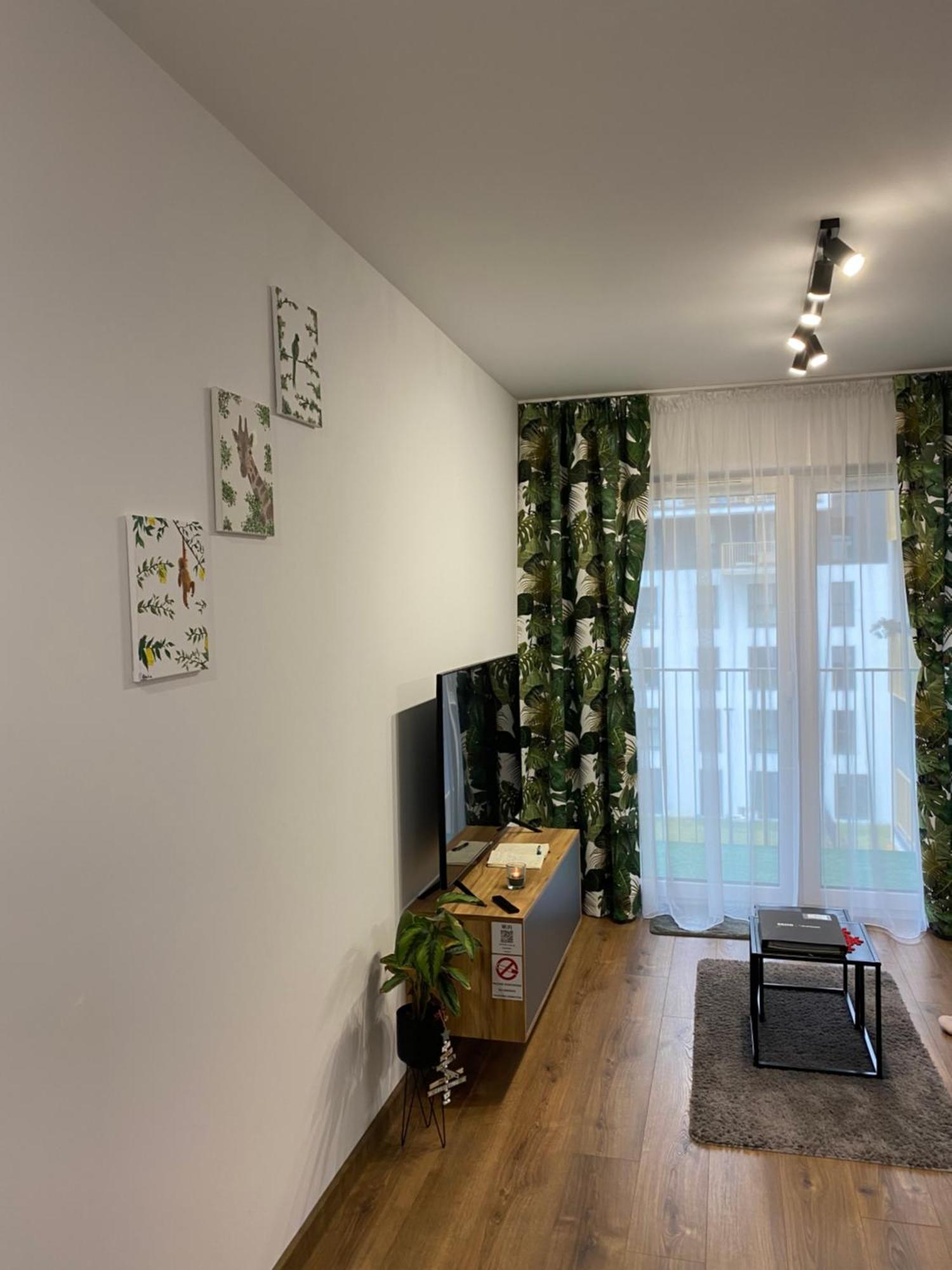 Apartment Em *