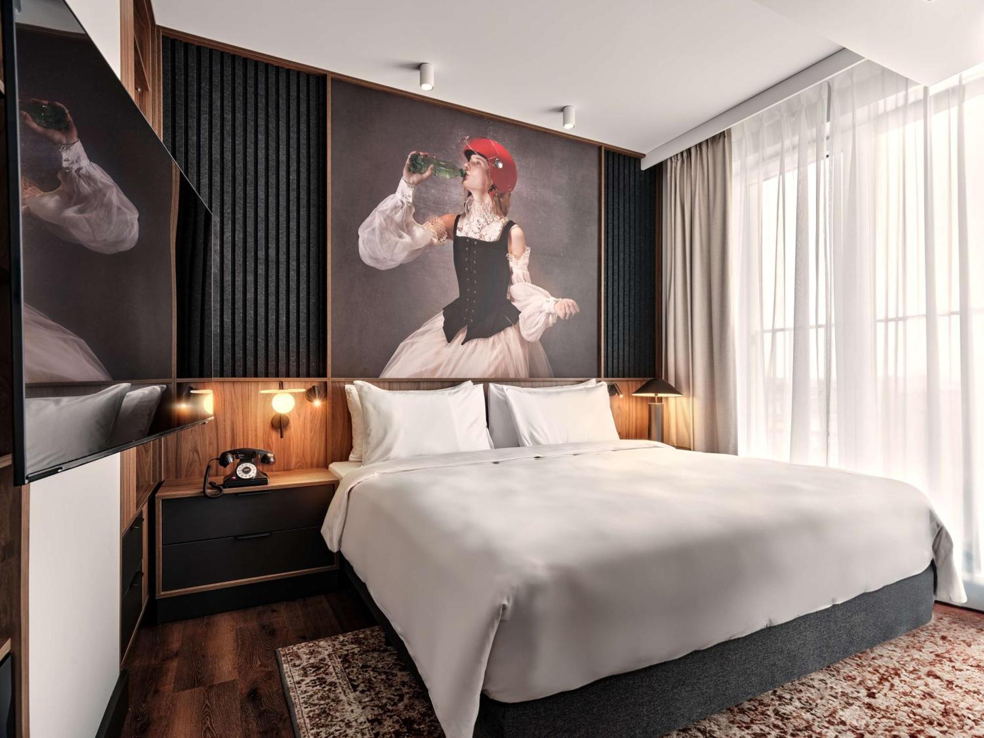 Radisson Red & Radisson Red Apartments, Hotel
