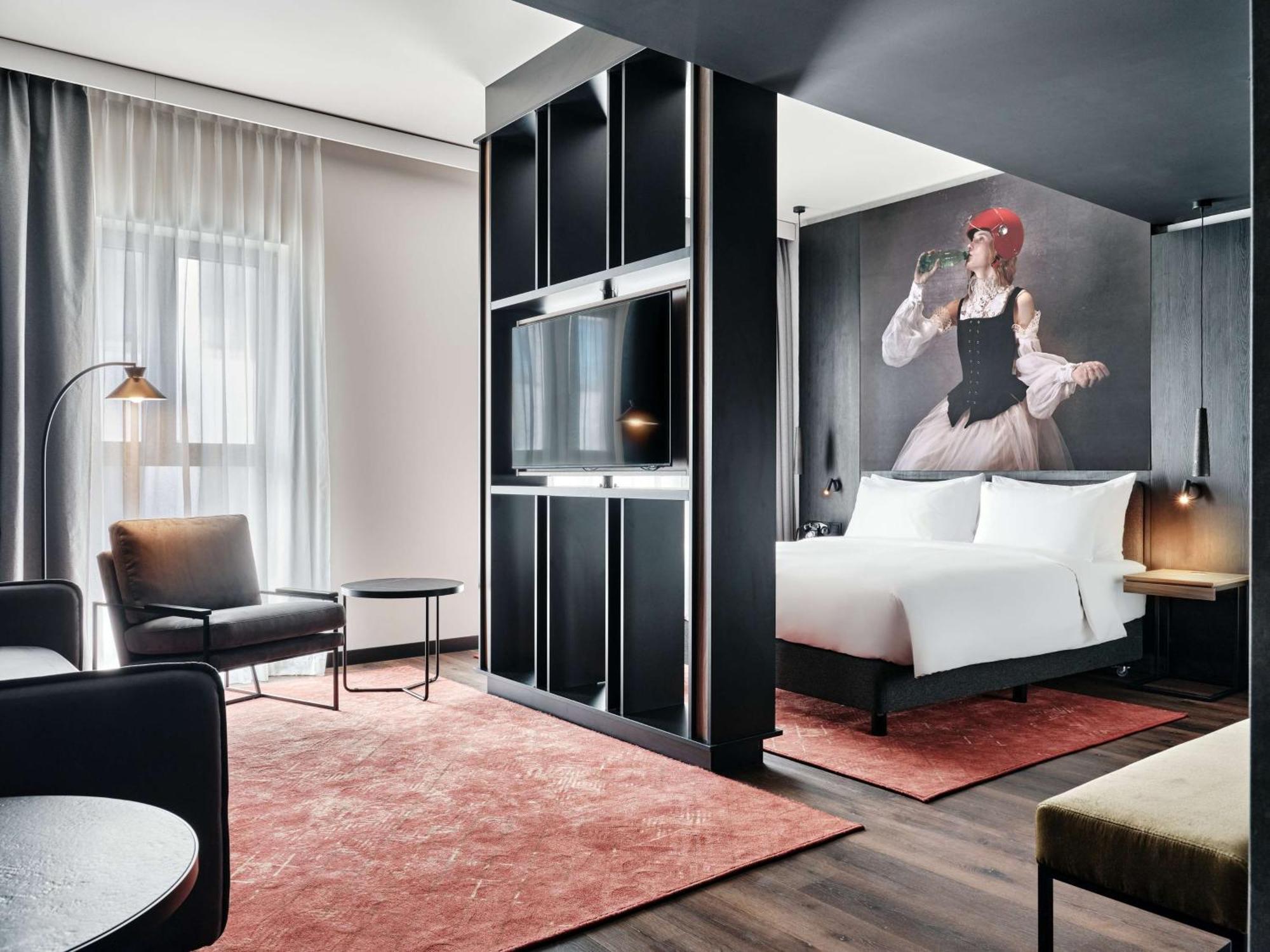 Hotel Radisson Red & Radisson Red Apartments, 4*