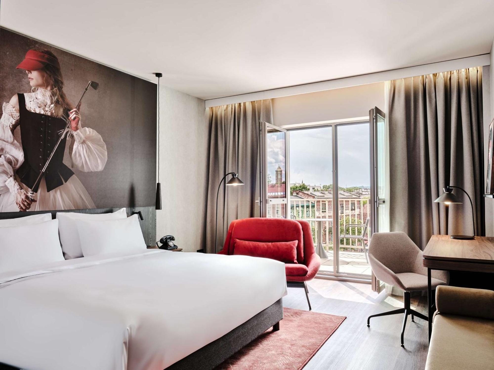 Radisson Red & Radisson Red Apartments, Hotel 4*