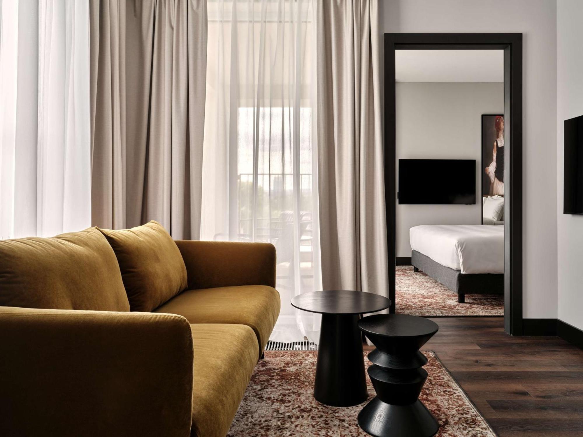 Hotel Radisson Red & Radisson Red Apartments, 4*