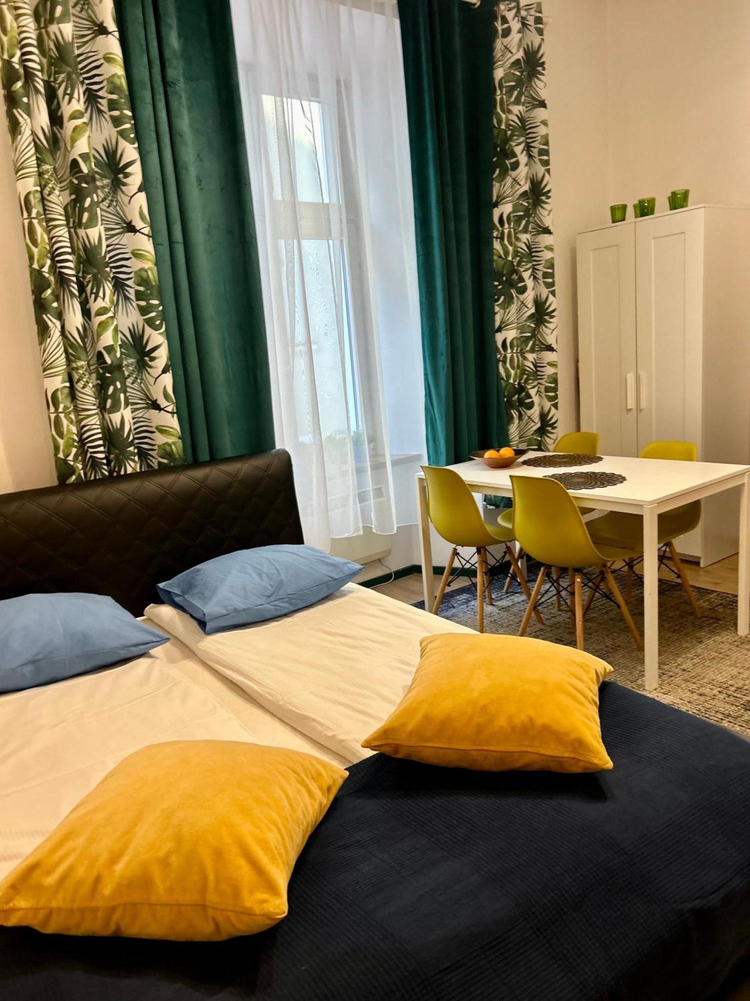 Vintage Senacka Apartment *