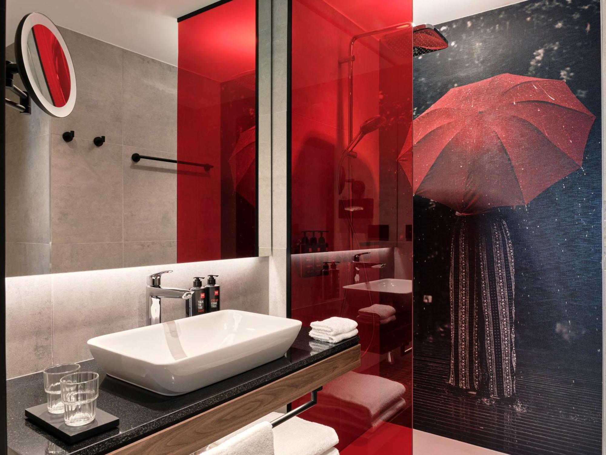 Radisson Red & Radisson Red Apartments, Hotel