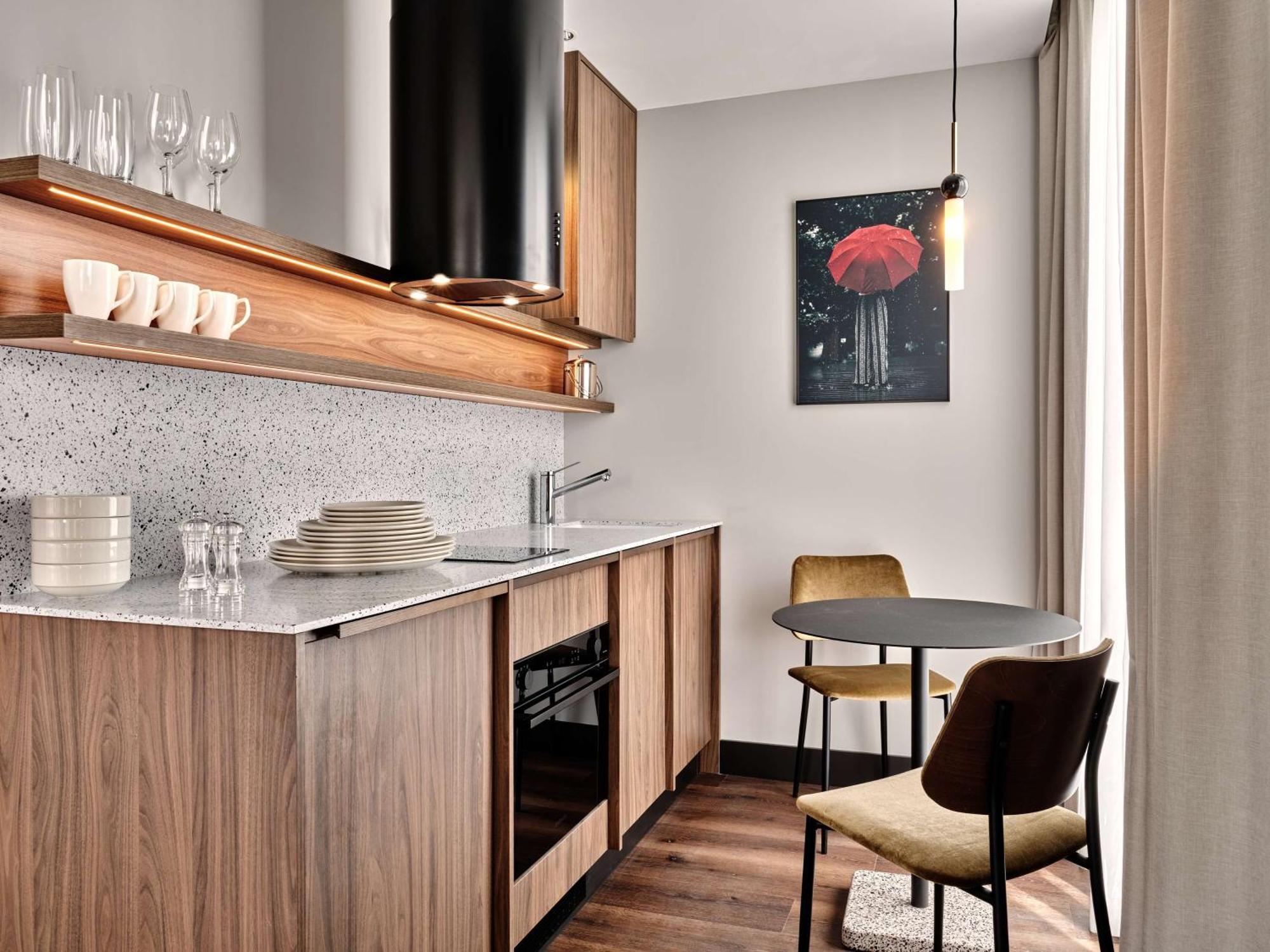 Hotel Radisson Red & Radisson Red Apartments, 4*