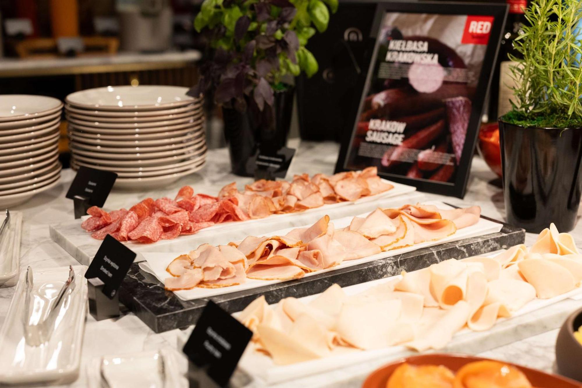Hotel Radisson Red & Radisson Red Apartments, 4*