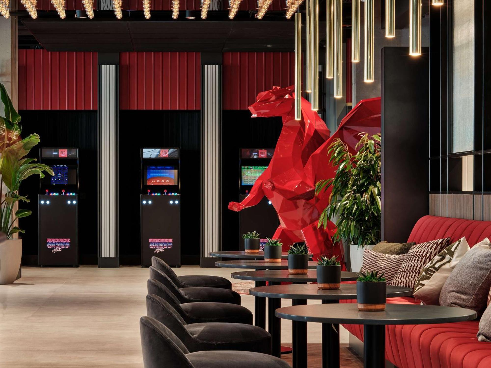 Hotel Radisson Red & Radisson Red Apartments, 4*