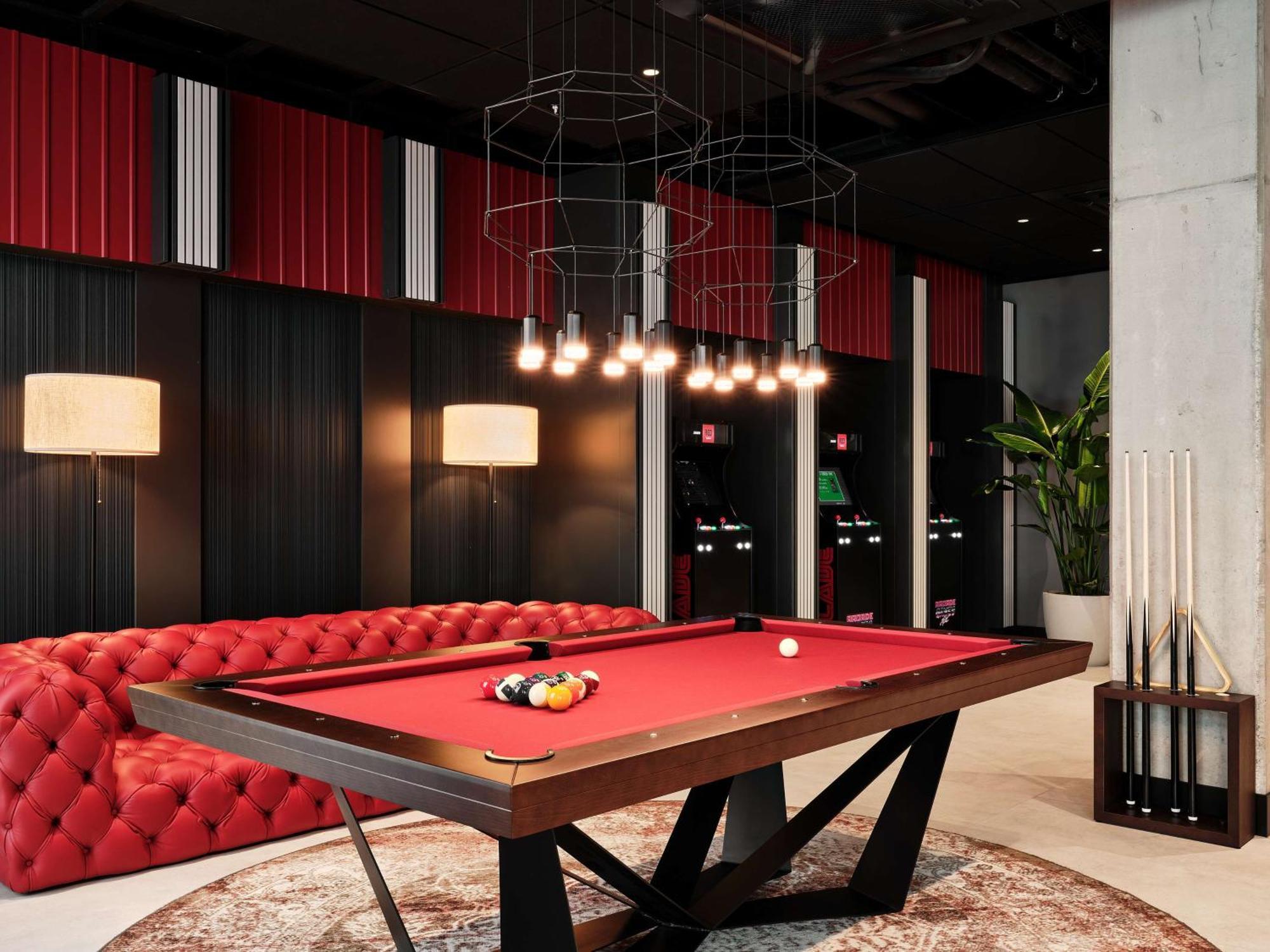 Radisson Red & Radisson Red Apartments, 4*
