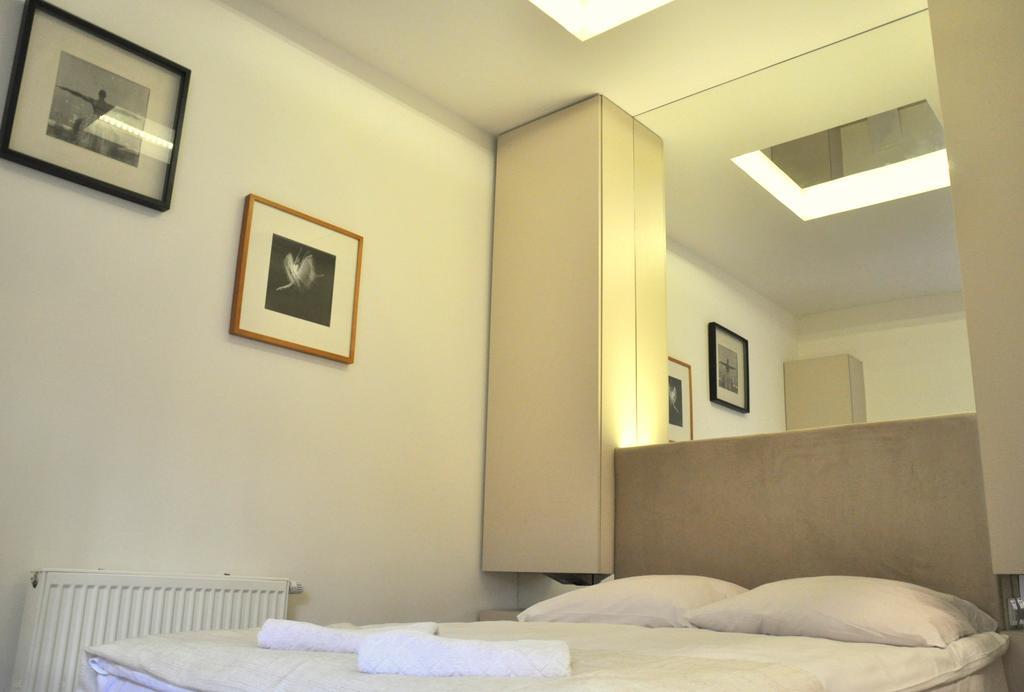 Mirror Apartment *