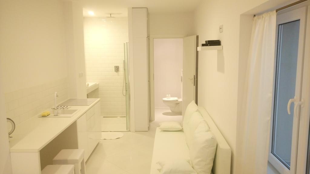 Mirror Apartment *