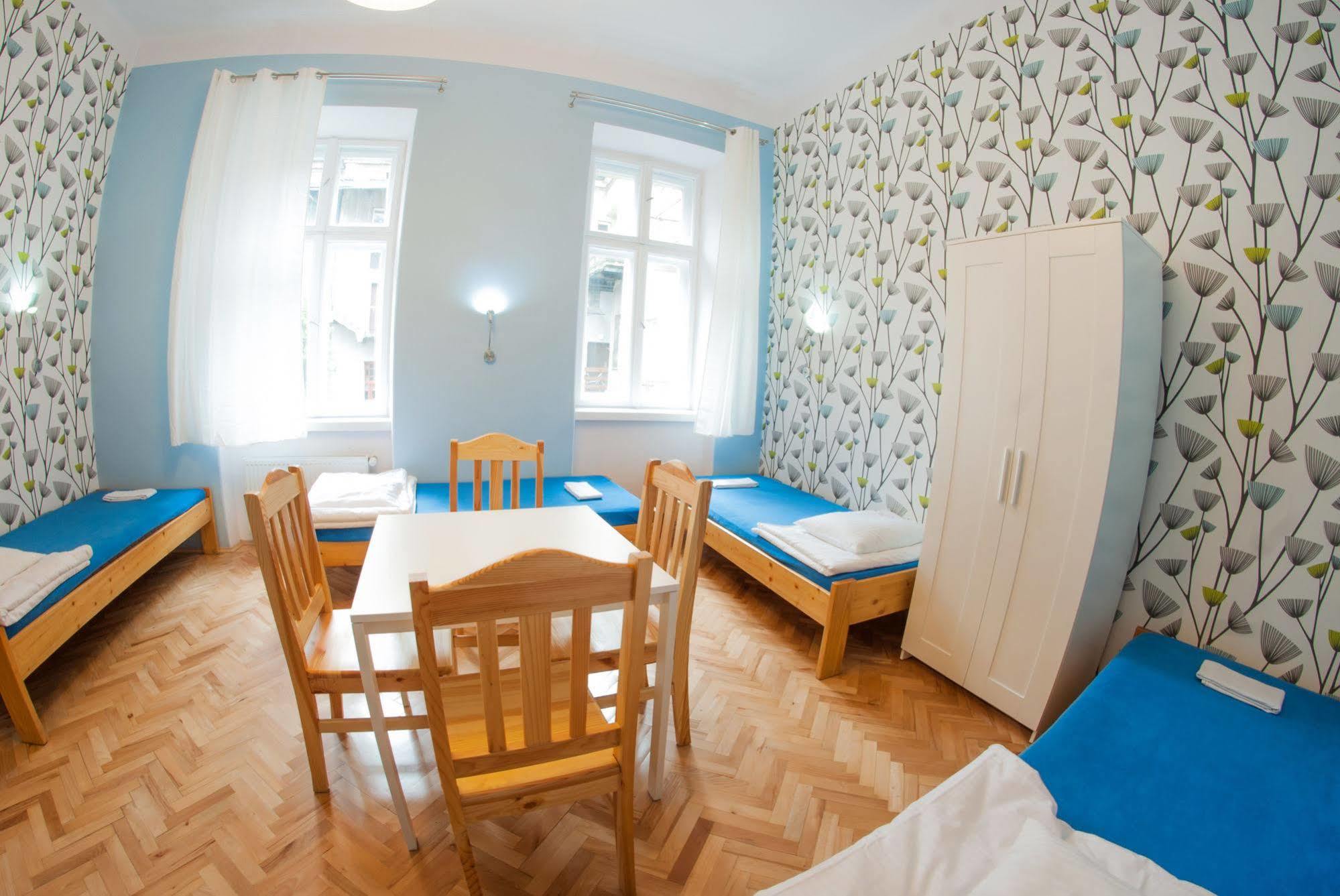 Dizzy Daisy Hostel *