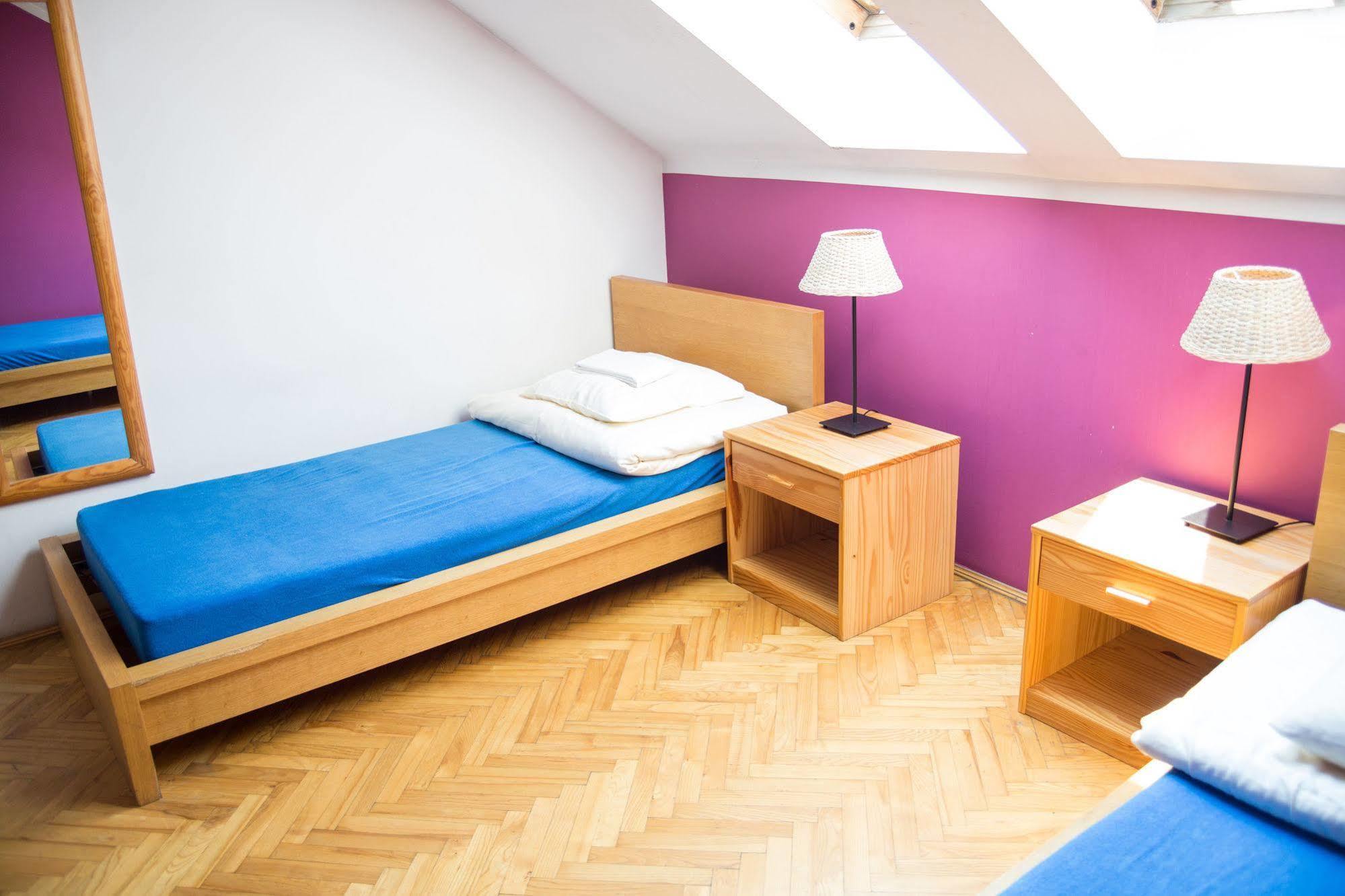 Dizzy Daisy Hostel *
