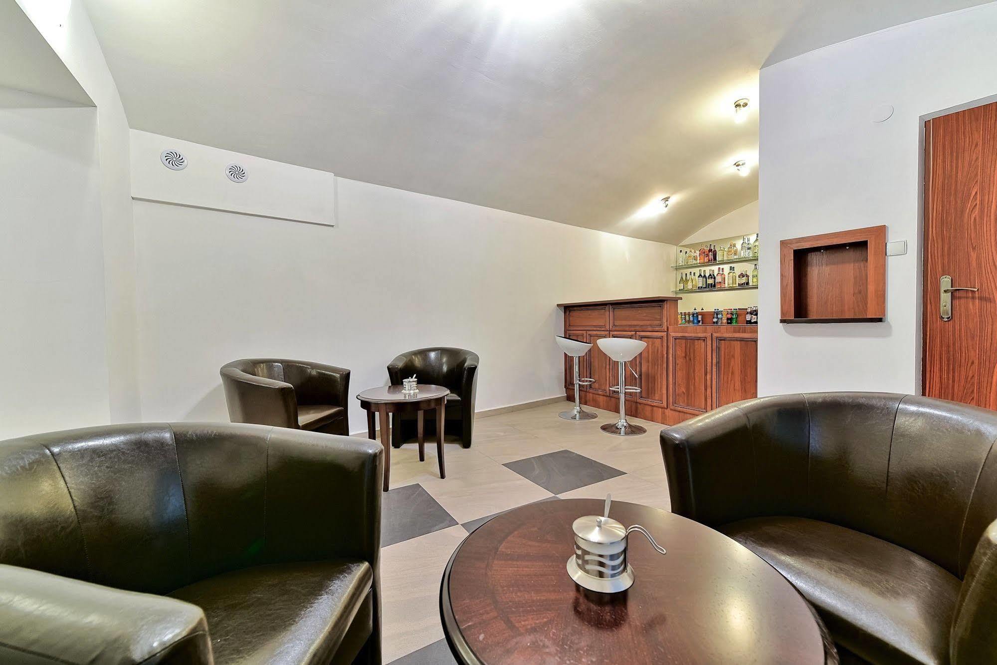Old Town Luxe Retreat - King Bed - Steps To Main Square Apartment