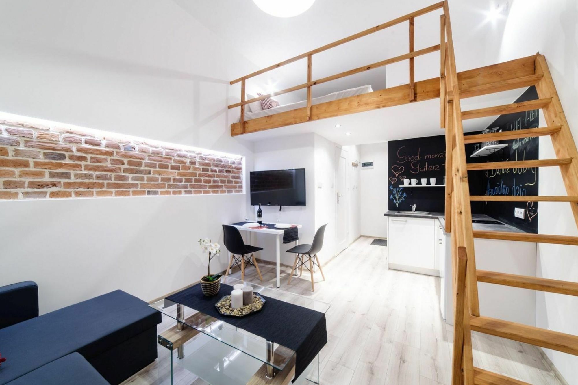 2 Nights - Great Location, Right Next To Main Rail And Bus Station, 10 Min To Main Square By Foot 3*