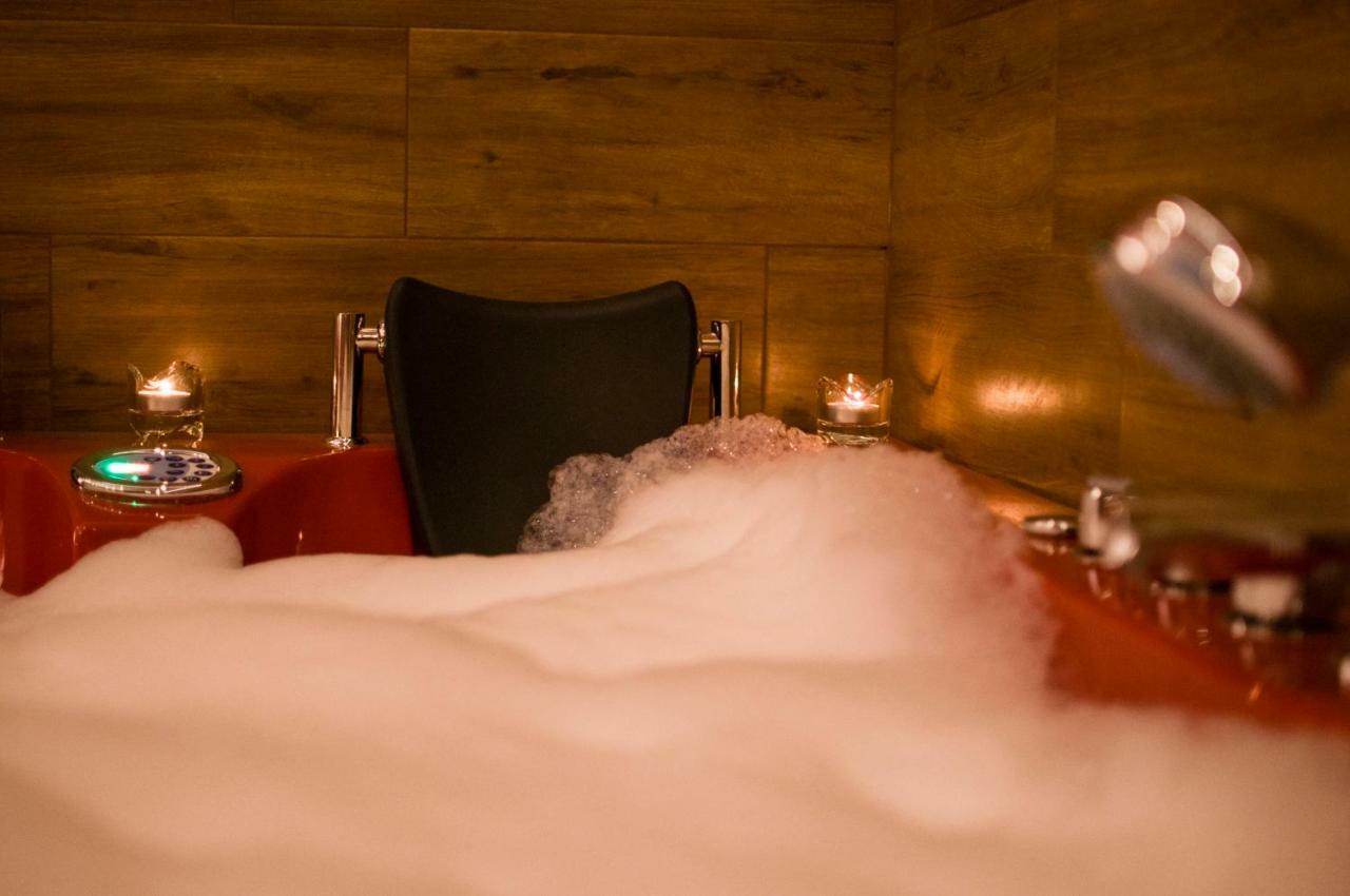 Jacuzzi Red