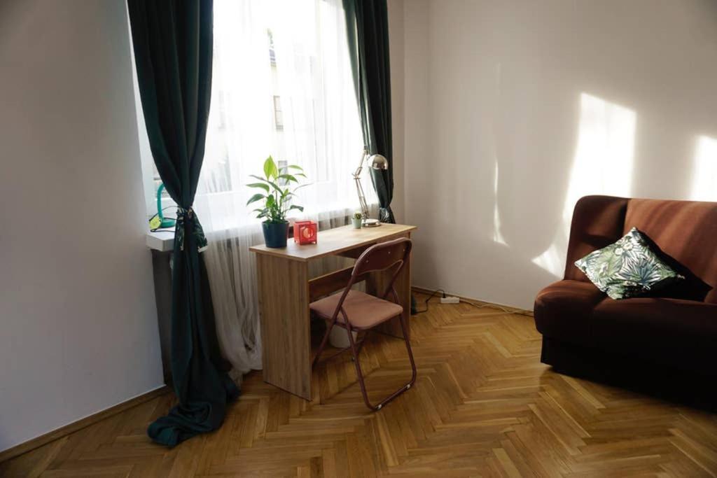 Sunshine Parkside Hideaway - 3 Bedroom - By Upstairs Apartament