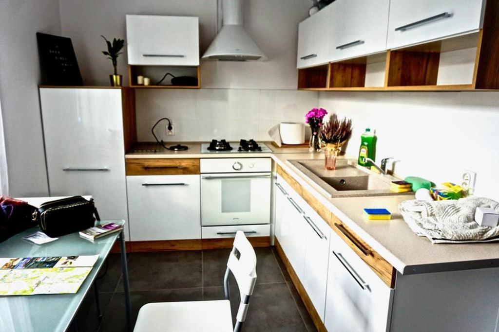 Sunshine Parkside Hideaway - 3 Bedroom - By Upstairs Apartament *