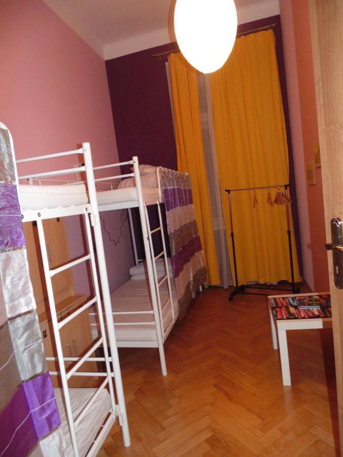Hostel Hostel Motion *